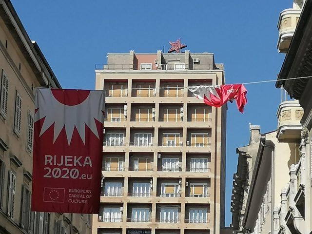 Il monumento alla Rijeka rossa