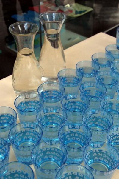 Čaše se prodaju u prigodnom pakiranju, po cijeni od 40 kuna za jednu čašu s četiri podmetača, a podmetači nose zanimljive poruke o riječkoj vodi
