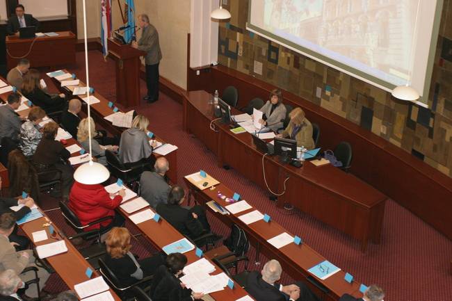 Gradsko vijeće prihvatilo je izvješće o radu riječkog gradonačelnika Vojka Obersnela za razdoblje od 1. srpnja do 31. prosinca 2010. godine, vremenu koje je u prvom redu obilježila gospodarska kriza.