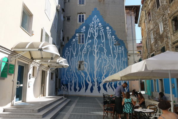 Plava šuma oživjela Vlačićev trg u riječkom Starom gradu 