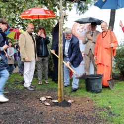 Gradonačelnik Vojko Obersnel i Nj.E. g. Sandeep Kumar u parku uz Spomenik oslobođenja na Delti simboličnim činom sadnje lipe obilježili su Međunarodni dan nenasilja