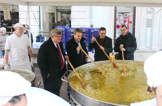 Pomoćni kuhari bakalara riječki gradonačelnik Vojko Obersnel sa zamjenicima Markom Filipovićem i Miroslavom Matešićem, rektor Sveučilišta Pero Lučin