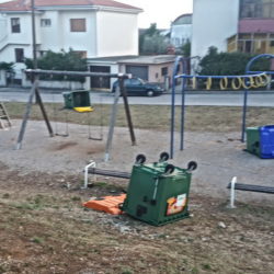 Razigrani kontejneri na dječjem igralištu u Ul.F.Matkovića