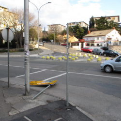 Ležeći opasni putokaz na križanju Kvaternikove i Ul. Martina Kontuša