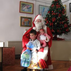 Djed Mraz medu djecom u MO Luka