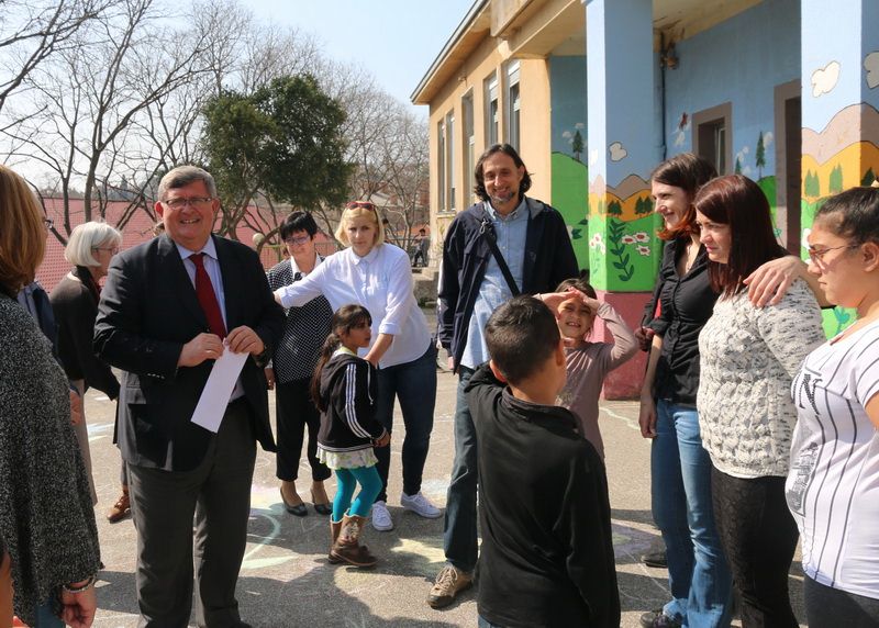 Gradonačelnik Obersnel sa učenicima romske populacije u Osnovnoj školi Škurinje