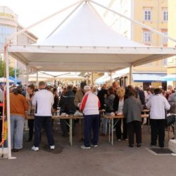 Podjela ribica na Veliki petak