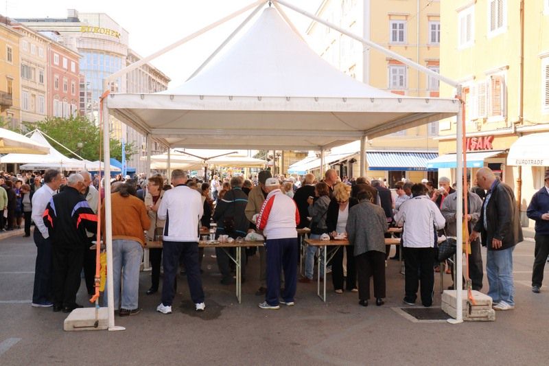 Podjela ribica na Veliki petak