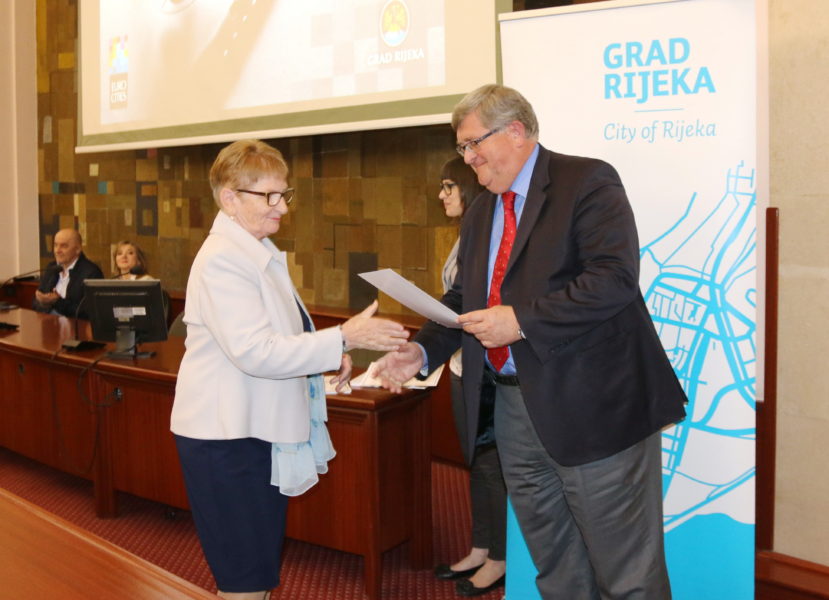 Uručenje diplome polaznicima informatičkih tečajeva