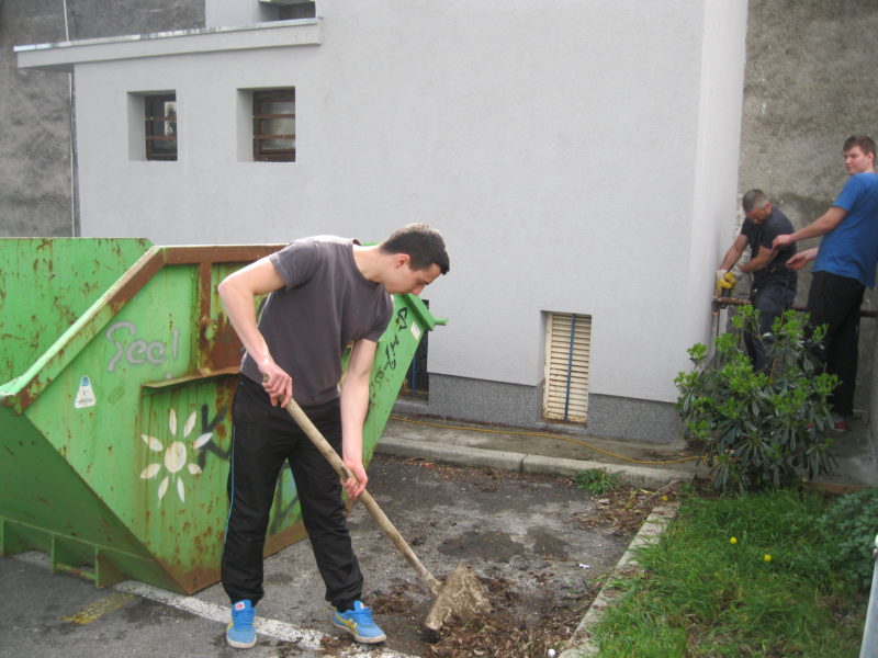 Akcija čišćenja iza Hrvatskog doma Sv. Kuzam