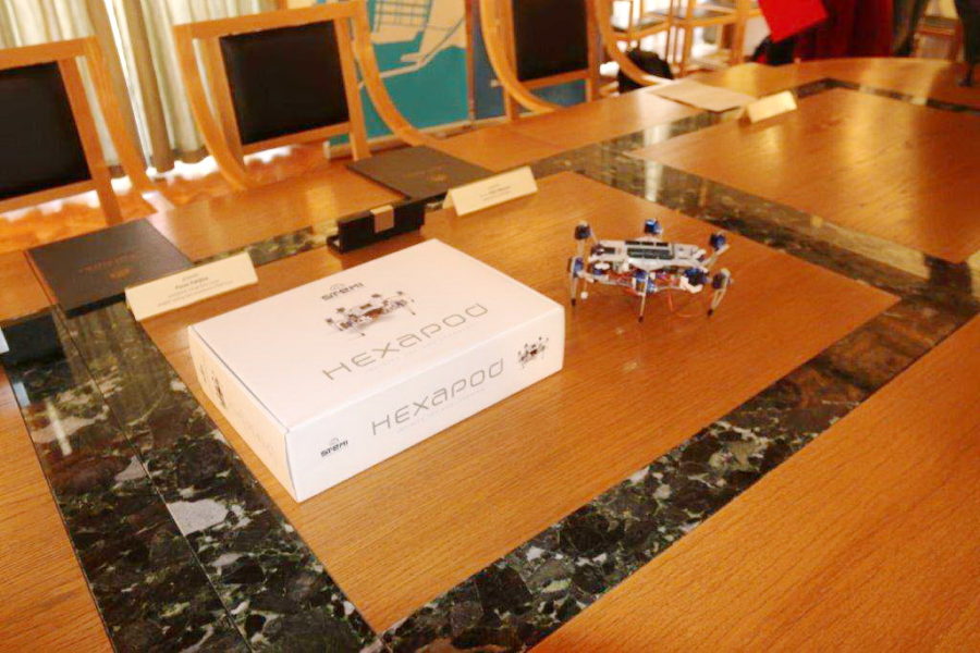 Hexapod robot namjenjenih stecanju znanja iz STEM područja