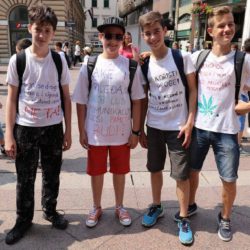 Učenici su porukama na majicama izrazili svoj stav