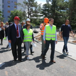 Riječki gradonačelnik Vojko Obersnel i ravnateljica Dječjeg vrtića Rijeka Davorka Guštin sa suradnicima