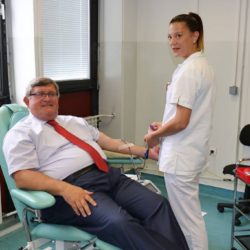 Gradonačelnik Vojko Obersnel daruje krv