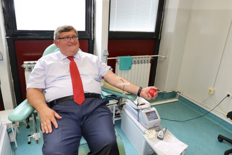 Gradonačelnik Vojko Obersnel daruje krv (2)