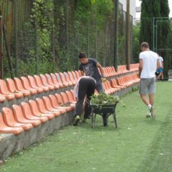 Čišćenje nogometnog terena - MO Grbci