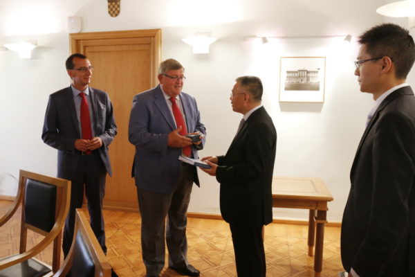 Novog kineskog veleposlanika primili su gradonačelnik Vojko Obersnel i njegov zamjenik Marko Filipović