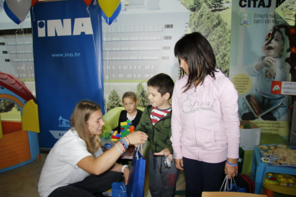 Sara Kolak družila se s malim pacijentima u dječjoj igraonici