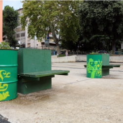 Postavljene dodatne klupice i postavljene bačve sa zelenilom