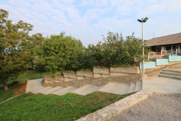 Dio okoliša uređen je iz ranijih godina iz gradskog proračuna