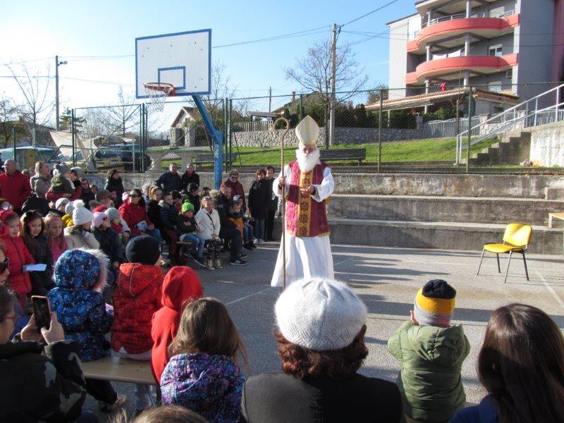 Sveti Nikola i djeca na košarkaškom igralištu