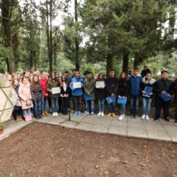 čenici Osnovne škole Škurinje s natpisom We remember