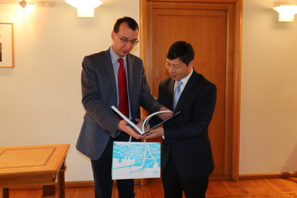 Zamjenik gradonačelnika Rijeke Marko Filipović i voditelj izaslanstva Ningboa Xu Pingyuan