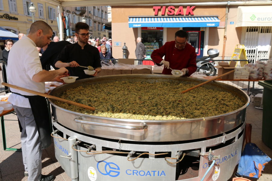 Podjela fritaje na Korzu povodom 25. obljetnice osnutka Grada Rijeke