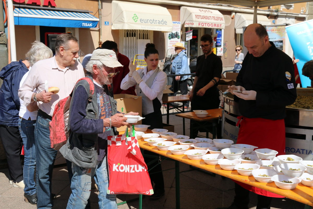 Podjela fritaje na Korzu povodom 25. obljetnice osnutka Grada Rijeke