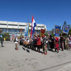 Postrojavanje ispred Dvorane mladosti