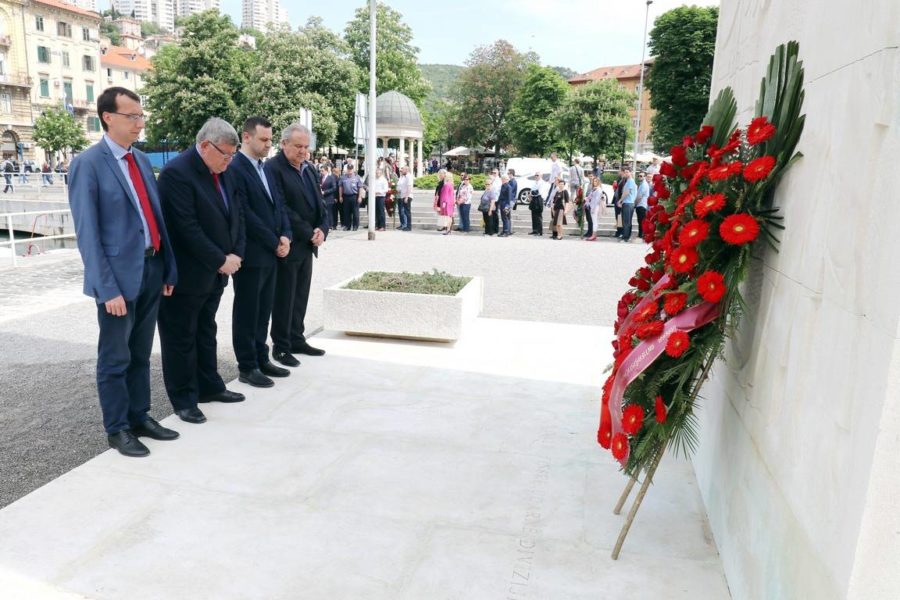 Polaganje vijenaca na Delti