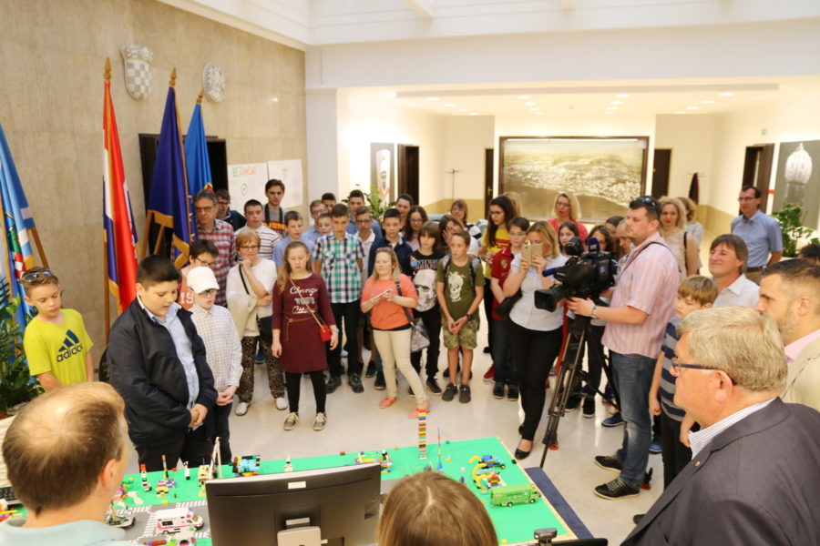 Polaznici K.E.Š.-a gradonačelniku prezentirali maketu pametnog grada