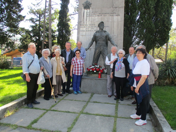 Polaganje cvijeća na Spomenik palim borcima NOB_a