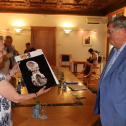 Laura Calci uručuje poklon gradonačelniku