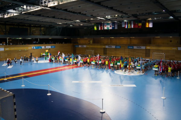 Na prvenstvu sudjeluje 345 sportaša iz 13 svjetskih država s tri kontinenta