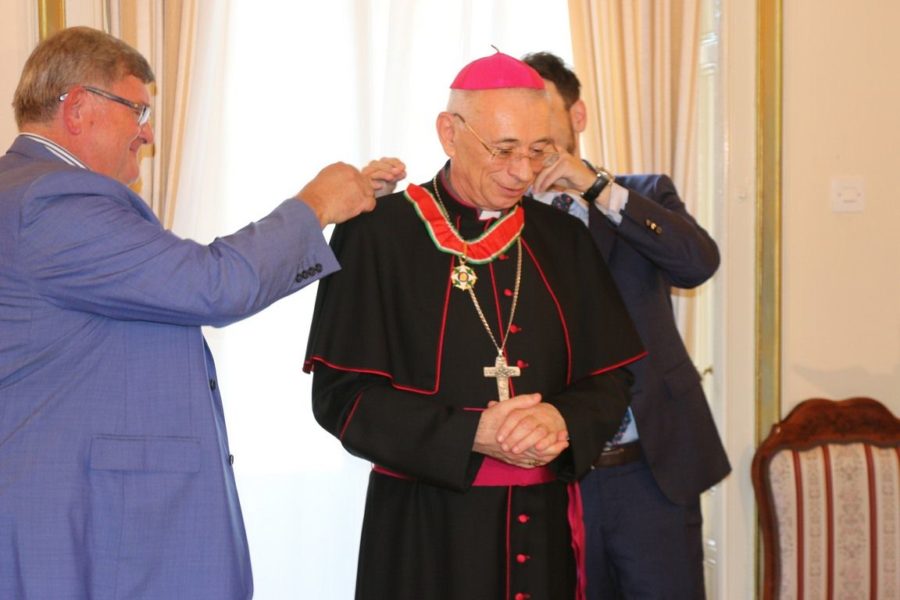 Uručenje odličja monsinjoru Devčiću