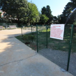 Park za pse nalazi se u neposrednoj blizini groblja