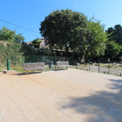 Uređena staza, popločan trg s klupama i fontanom