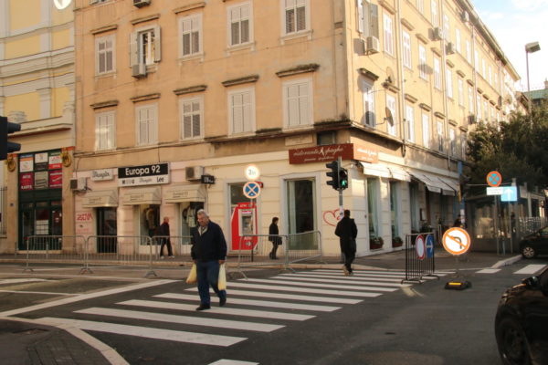Radi bolje protočnosti Adamićevom, zabranjeno je lijevo skretanje iz ulice Riva u Henckeovu ulicu