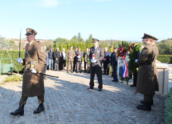 Polaganje vijenaca u Spomen parku poginulim pripadnicima 71. bojne VP-a