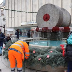 Postavljanje ukrasa na Adventski vijenac