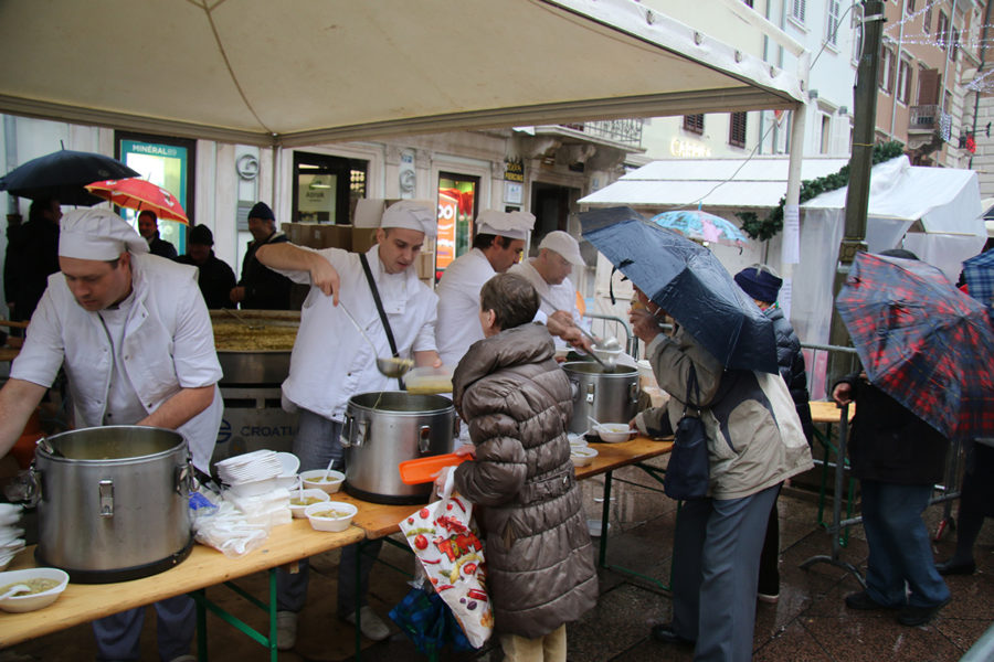 Badnjak 2018. - Velika riblja Gastrofešta privukla brojne građane