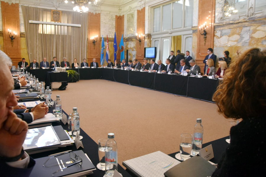 Predsjednik i članovi Vlade u Rijeci sa županima, predstavnicima Udruge gradova i Udruge općina