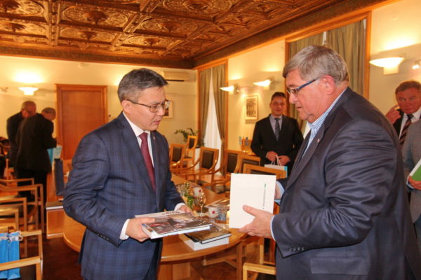 Kazahstanski veleposlanik Toležan Barlibajev i gradonačelnik Rijeke Vojko Obersnel