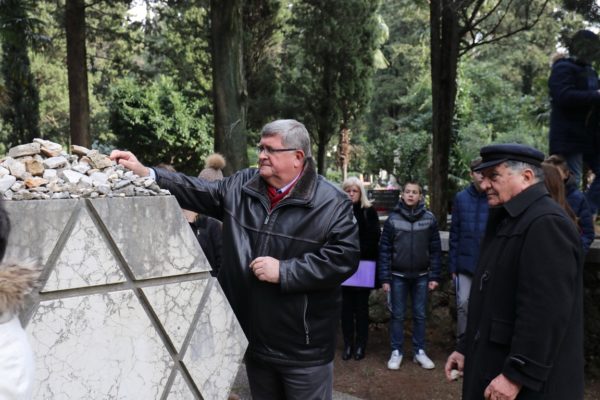 Polaganje kamenčića i odavanje počasti žrtvama Holokausta