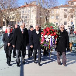 Zapovjednik i pripadnici Pričuvnog sastava HV Općine Rijeka polažu vijenac na Mostu hrvatskih branitelja