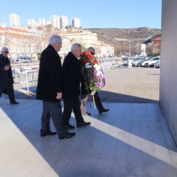 Zapovjednik i pripadnici Pričuvnog sastava HV Općine Rijeka polažu vijenac na Mostu hrvatskih branitelja