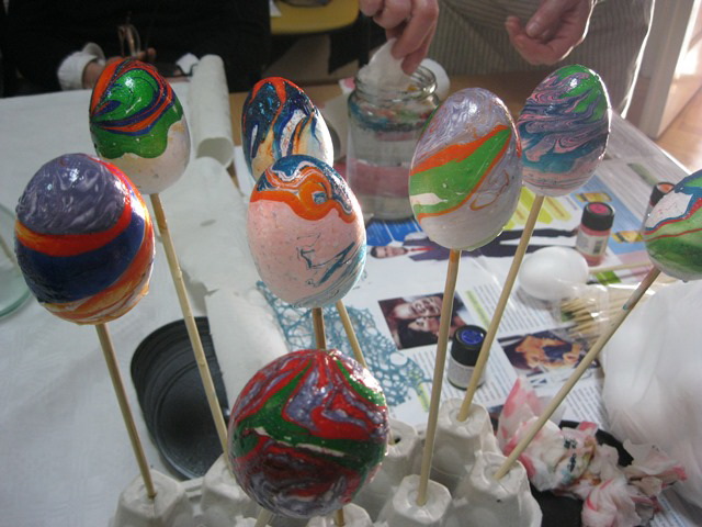 Kreativna radionica izrade uskrsnih jaja tehnikom marmoriranja u MO Kantrida