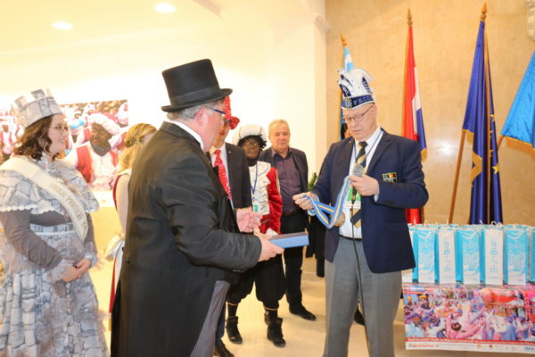 U ime Federacije europskih karnevalskih gradova Guy Van Der Eecken gradonačelniku Obersnlu uručio plaketu FECC-a