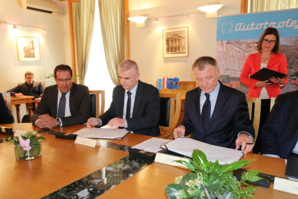 Ugovor potpisuju direktor društva Auto Hrvatska Prodajno servisni centri Mario Fabek i direktor Autotroleja Alberto Kontuš